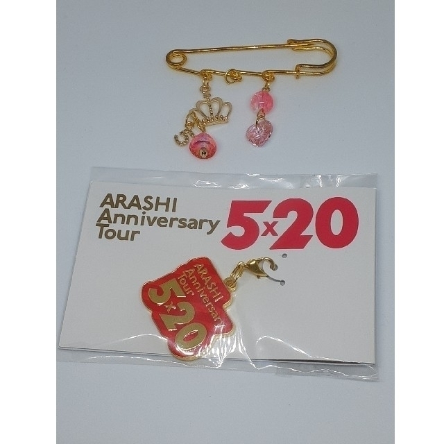 嵐(アラシ)のバッグチャーム　赤 エンタメ/ホビーのタレントグッズ(アイドルグッズ)の商品写真