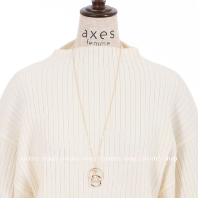 axes femme(アクシーズファム)のaxes femme ネックレス付ボリューム袖ニットプルオーバー 白 レディースのトップス(カットソー(長袖/七分))の商品写真