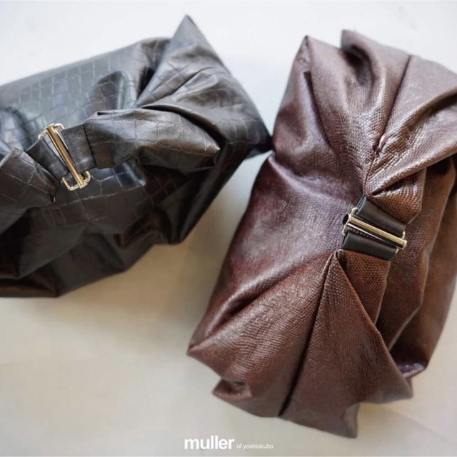 muller of yoshiokubo(ミュラーオブヨシオクボ)のmuller of yoshiokubo Dumpling Bag brown レディースのバッグ(ハンドバッグ)の商品写真