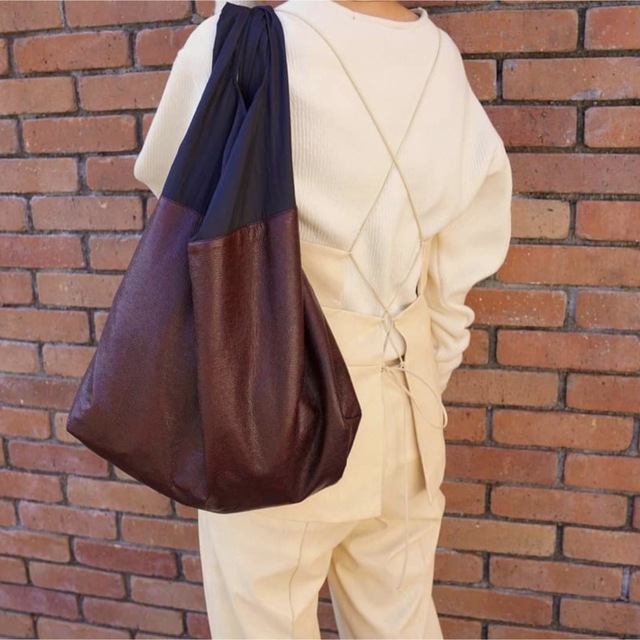 muller of yoshiokubo(ミュラーオブヨシオクボ)のmuller of yoshiokubo Dumpling Bag brown レディースのバッグ(ハンドバッグ)の商品写真