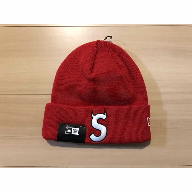 Supreme(シュプリーム)のシュプリーム　New Era S Logo Beanie　赤 メンズの帽子(ニット帽/ビーニー)の商品写真