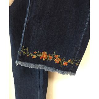 リリーブラウン(Lily Brown)の今期Lily Brown 刺繍デニムパンツ(デニム/ジーンズ)