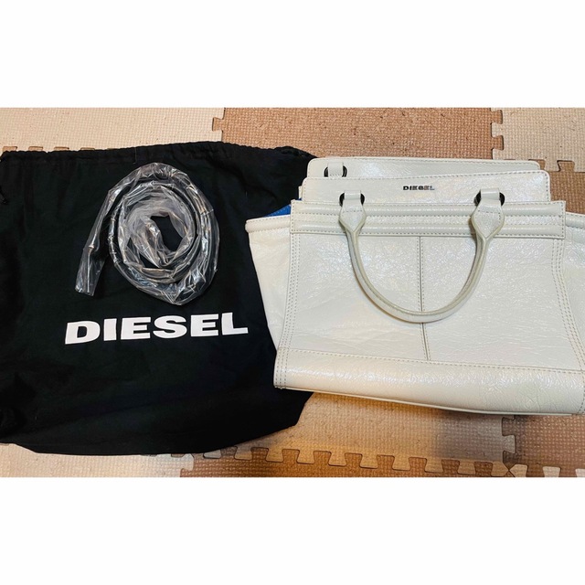 DIESEL(ディーゼル)のDIESEL  2wayハンドバック　ホワイト レディースのバッグ(ハンドバッグ)の商品写真