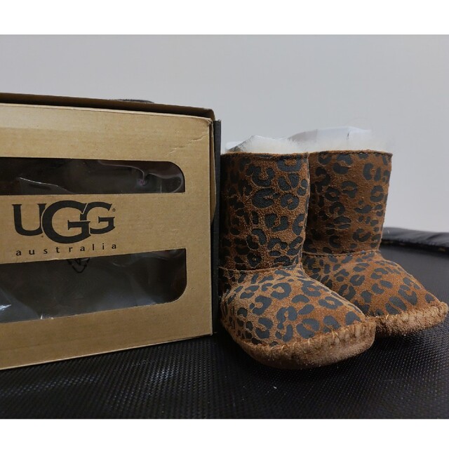 UGG(アグ)のUGG 13cm  新品未使用　箱付き キッズ/ベビー/マタニティのベビー靴/シューズ(~14cm)(ブーツ)の商品写真