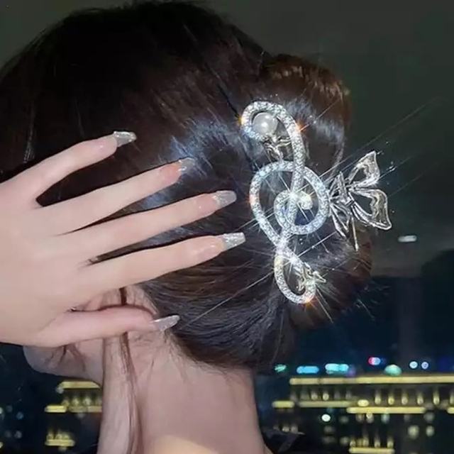 ♥️大人気♥️バンスクリップ 蝶々 ラインストーン ヘアアクセ シルバー