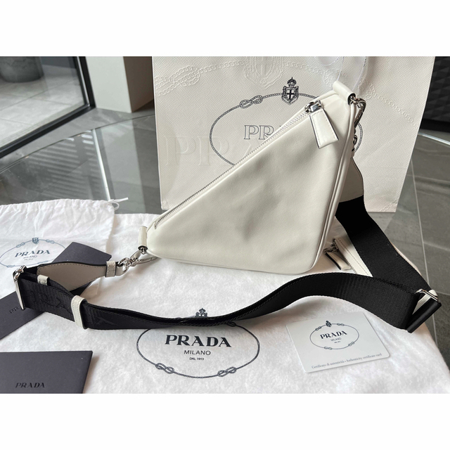 PRADA(プラダ)のPRADA プラダ トライアングル レザー ショルダーバッグ レディースのバッグ(ショルダーバッグ)の商品写真