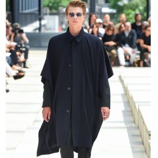 イッセイミヤケメン(ISSEY MIYAKE MEN)のissey miyake men 17ss コート ポンチョ　オーバーコート(ポンチョ)