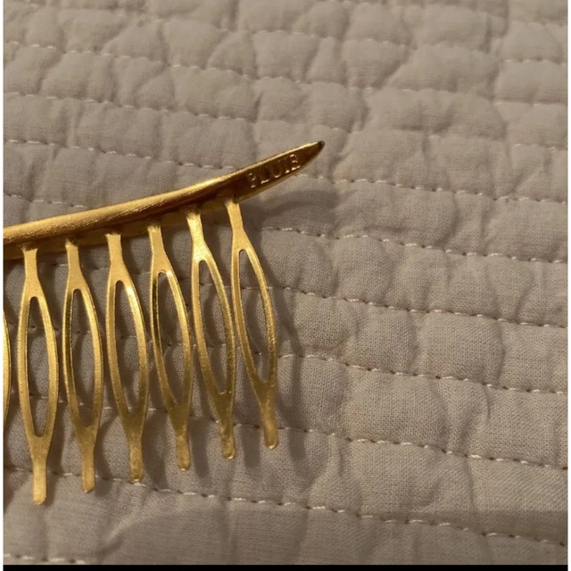 PLUIE(プリュイ)のクレセントマットショートコーム　ゴールド　gold レディースのヘアアクセサリー(ヘアピン)の商品写真
