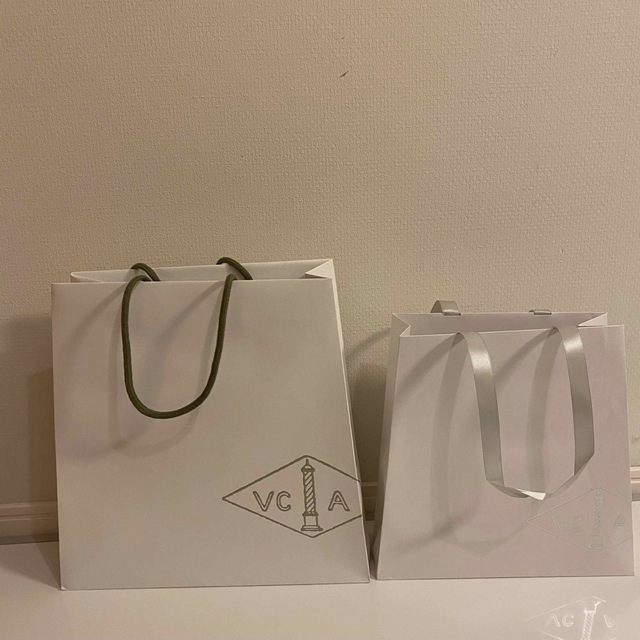 Van Cleef & Arpels(ヴァンクリーフアンドアーペル)の2枚セット  ヴァンクリーフ&アーペル　台形　ショッパー袋  Van Cleef レディースのバッグ(ショップ袋)の商品写真