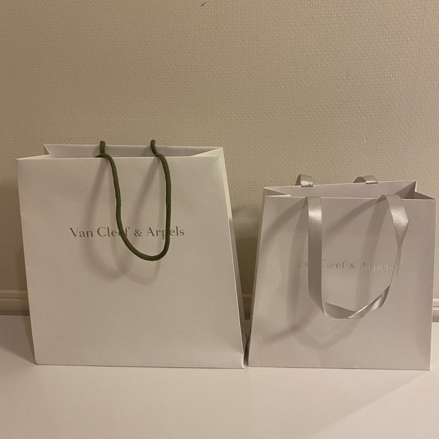Van Cleef & Arpels(ヴァンクリーフアンドアーペル)の2枚セット  ヴァンクリーフ&アーペル　台形　ショッパー袋  Van Cleef レディースのバッグ(ショップ袋)の商品写真