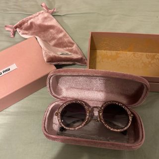 ミュウミュウ(miumiu)の【新品同様】miu miu サングラス　グリッター(サングラス/メガネ)