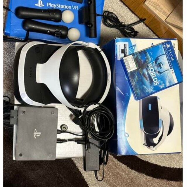 PlayStation VR(プレイステーションヴィーアール)の新型PSVR モーションコントローラ2つ付！VR WORLDソフト付！ZVR2 エンタメ/ホビーのゲームソフト/ゲーム機本体(その他)の商品写真