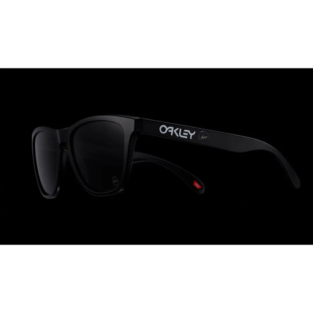 FRAGMENT(フラグメント)の【OAKLEY × FRAGMENT】限定 Frogskins フロッグスキン メンズのファッション小物(サングラス/メガネ)の商品写真