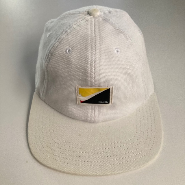 NIKE(ナイキ)のしゅん様専用9/7 NIKE SB cap /white×navy×yellow メンズの帽子(キャップ)の商品写真