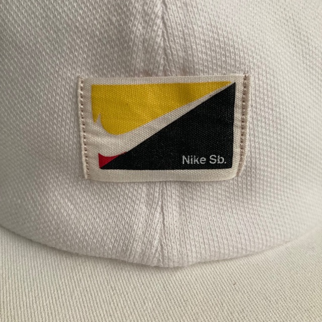 NIKE(ナイキ)のしゅん様専用9/7 NIKE SB cap /white×navy×yellow メンズの帽子(キャップ)の商品写真