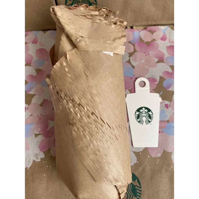 Starbucks Coffee(スターバックスコーヒー)のスターバックス　SAKURA2021 ボトルフラワーチャーム　473ml スタバ インテリア/住まい/日用品のキッチン/食器(タンブラー)の商品写真