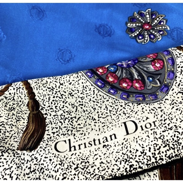 Christian Dior(クリスチャンディオール)のクリスチャンディオール　DIOR ビジュー柄　大判　シルクスカーフ レディースのファッション小物(バンダナ/スカーフ)の商品写真