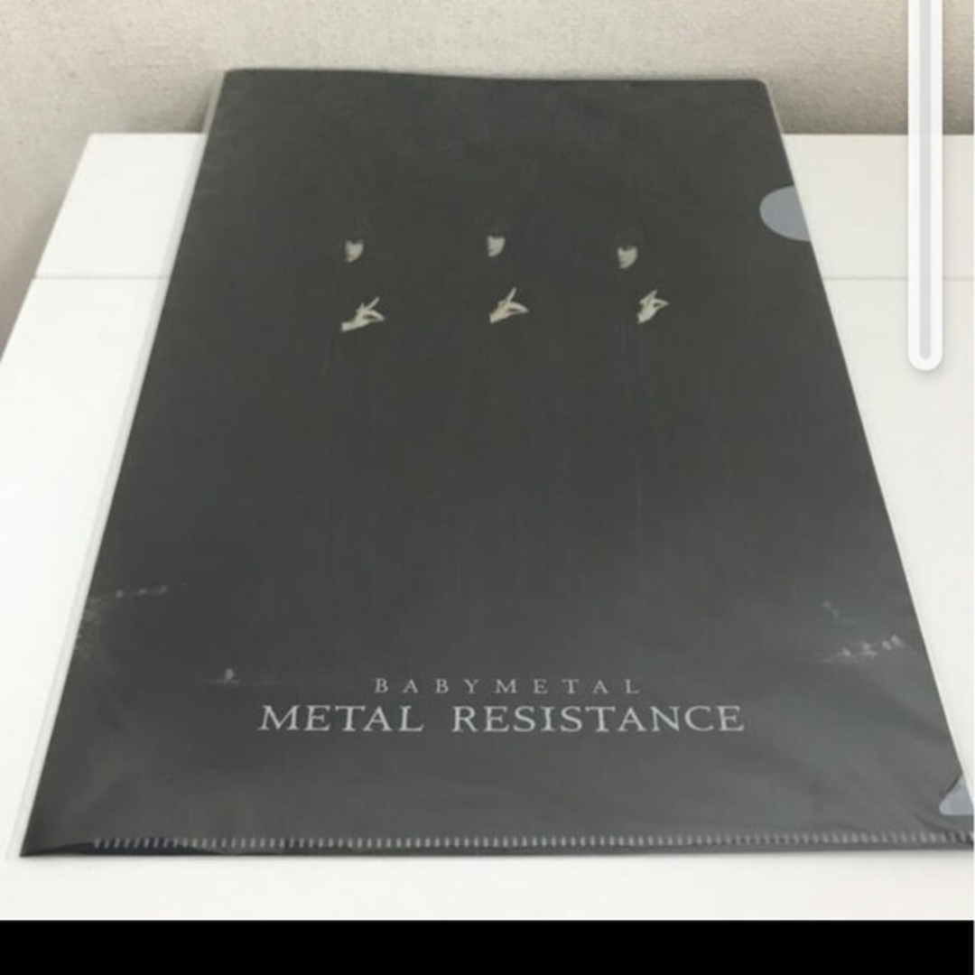 BABYMETAL(ベビーメタル)のBABY METAL METAL RESISTANCE クリアファイル 非売品 エンタメ/ホビーのDVD/ブルーレイ(ミュージック)の商品写真