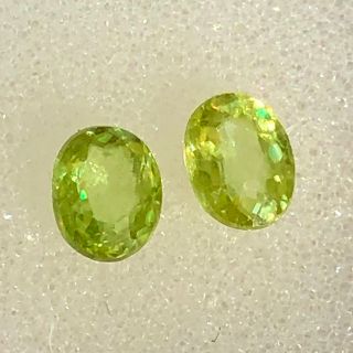 天然スフェーンルース　3.6 ct  非加熱 虹が煌めくグリーン カラー