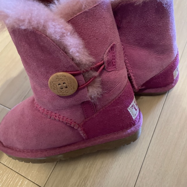 UGG(アグ)のUGG ブーツ　ピンク　キッズ15.5cm キッズ/ベビー/マタニティのキッズ靴/シューズ(15cm~)(ブーツ)の商品写真