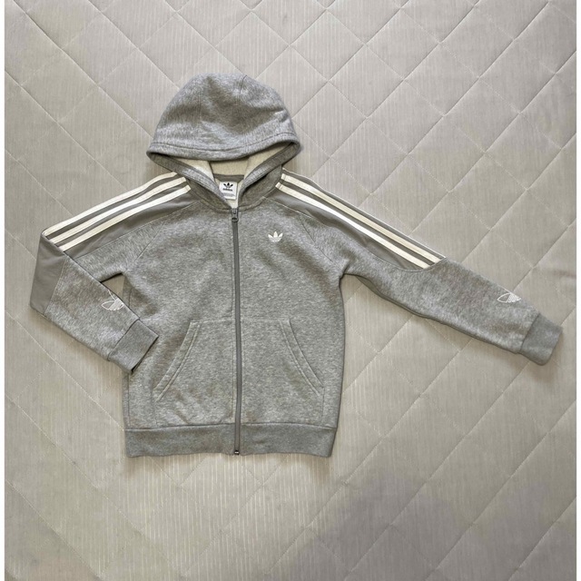 Originals（adidas）(オリジナルス)の値下【美品】　キッズ  adidas オリジナルス  裏起毛パーカー キッズ/ベビー/マタニティのキッズ服男の子用(90cm~)(ジャケット/上着)の商品写真