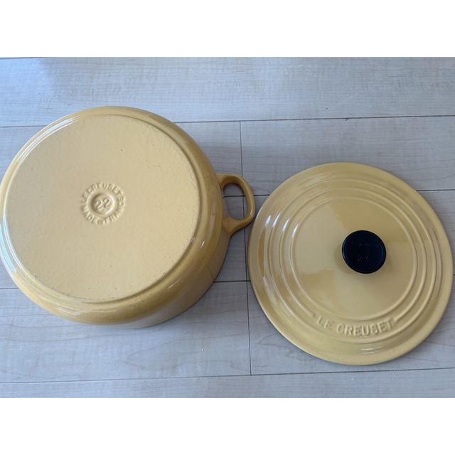 LE CREUSET(ルクルーゼ)のル・クルーゼ22cm ココット イエロー インテリア/住まい/日用品のキッチン/食器(鍋/フライパン)の商品写真