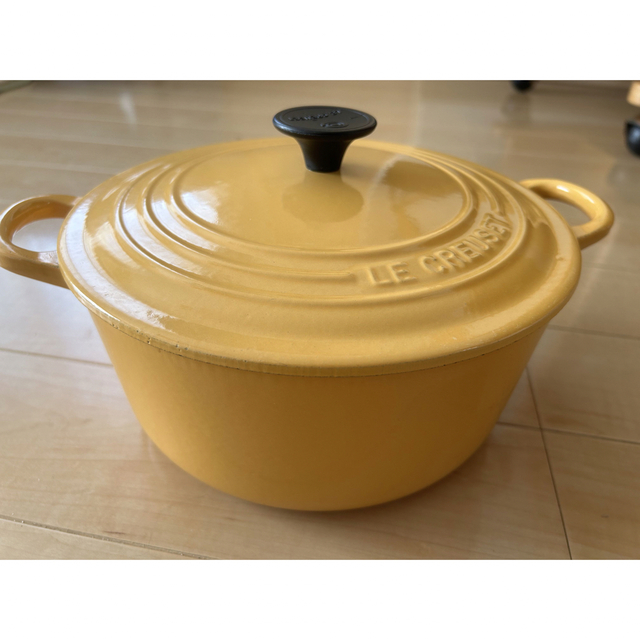 LE CREUSET(ルクルーゼ)のル・クルーゼ22cm ココット イエロー インテリア/住まい/日用品のキッチン/食器(鍋/フライパン)の商品写真