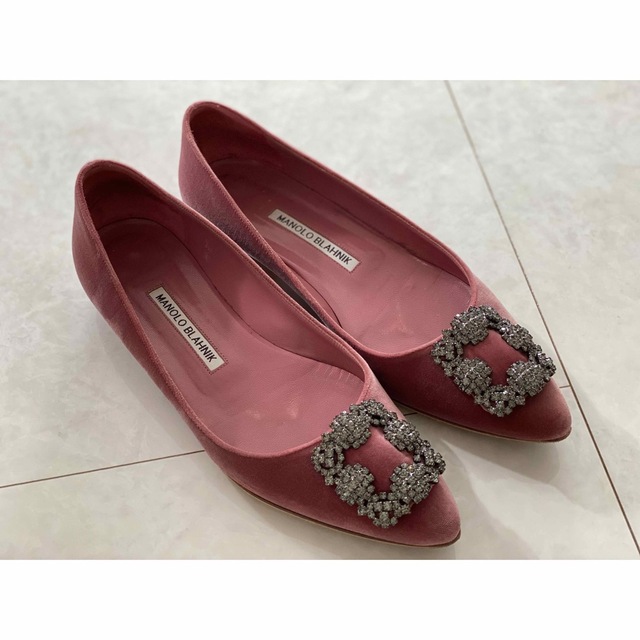 激安人気新品 MANOLO ピンク 1/2 37 ハンギシフラットシューズ BLAHNIK