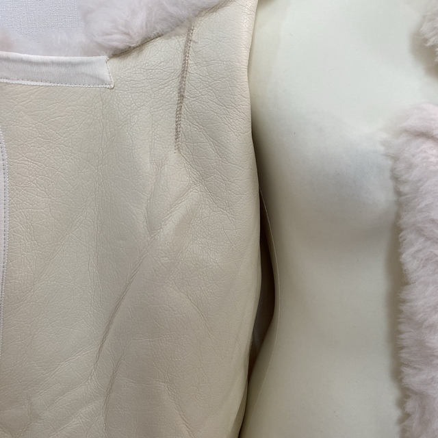 レディース　ロングコート　ムートンコート　オフホワイト　Lサイズ　韓国　ロング丈 レディースのジャケット/アウター(ロングコート)の商品写真