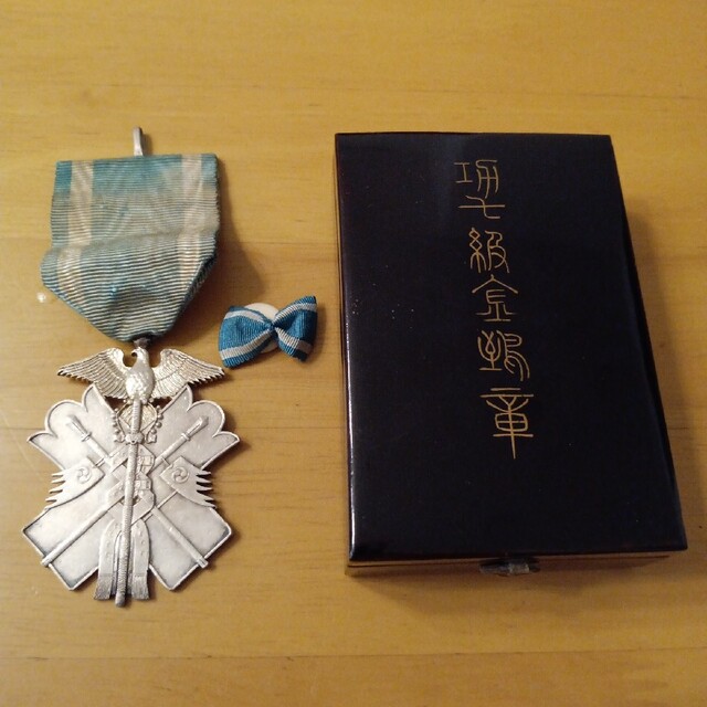 レア 明治初期型】功七級金鵄勲章 明治勲章 初期タイプ 純銀製 レア 明治初期型】功七級金鵄勲章 明治勲章 初期タイプ 純銀製
