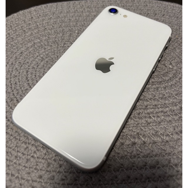 iPhone(アイフォーン)のiPhone SE 第2世代 64GB ホワイト本体  スマホ/家電/カメラのスマートフォン/携帯電話(スマートフォン本体)の商品写真