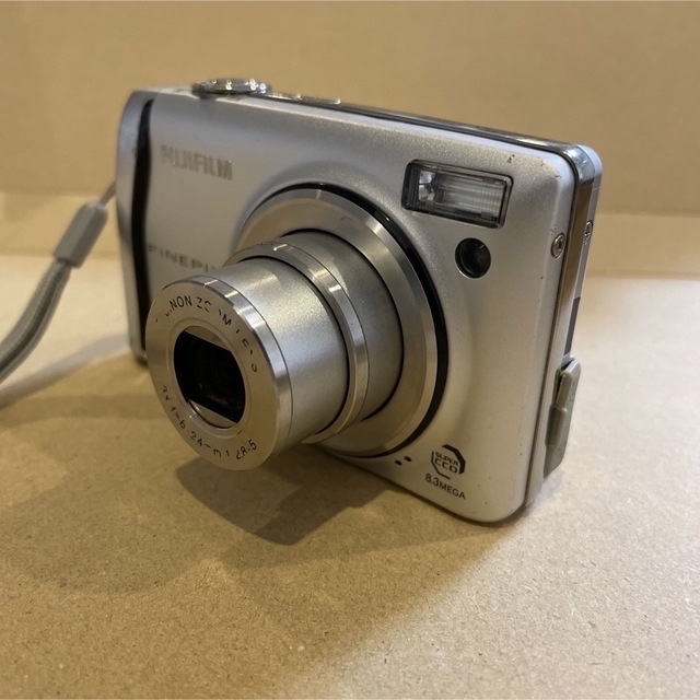 富士フイルム(フジフイルム)のFUJIFILM finepix f40fd ジャンク品　 スマホ/家電/カメラのカメラ(コンパクトデジタルカメラ)の商品写真