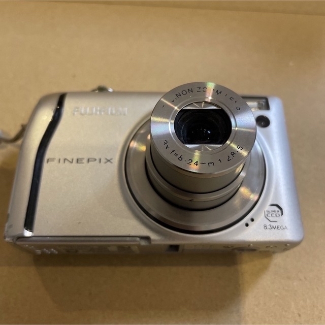 富士フイルム(フジフイルム)のFUJIFILM finepix f40fd ジャンク品　 スマホ/家電/カメラのカメラ(コンパクトデジタルカメラ)の商品写真