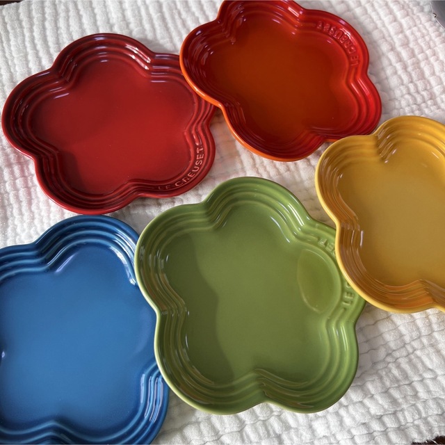 LE CREUSET(ルクルーゼ)の【新品未使用】ル・クルーゼ　Flower Plates 15cm 5枚組 インテリア/住まい/日用品のキッチン/食器(食器)の商品写真