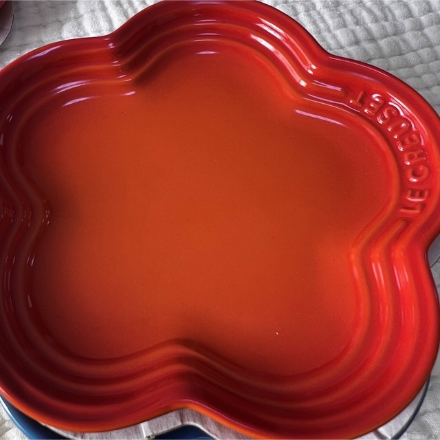 LE CREUSET(ルクルーゼ)の【新品未使用】ル・クルーゼ　Flower Plates 15cm 5枚組 インテリア/住まい/日用品のキッチン/食器(食器)の商品写真