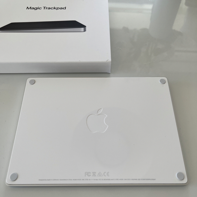 Apple(アップル)のAPPLE MAGIC TRACKPAD ホワイト スマホ/家電/カメラのPC/タブレット(PC周辺機器)の商品写真