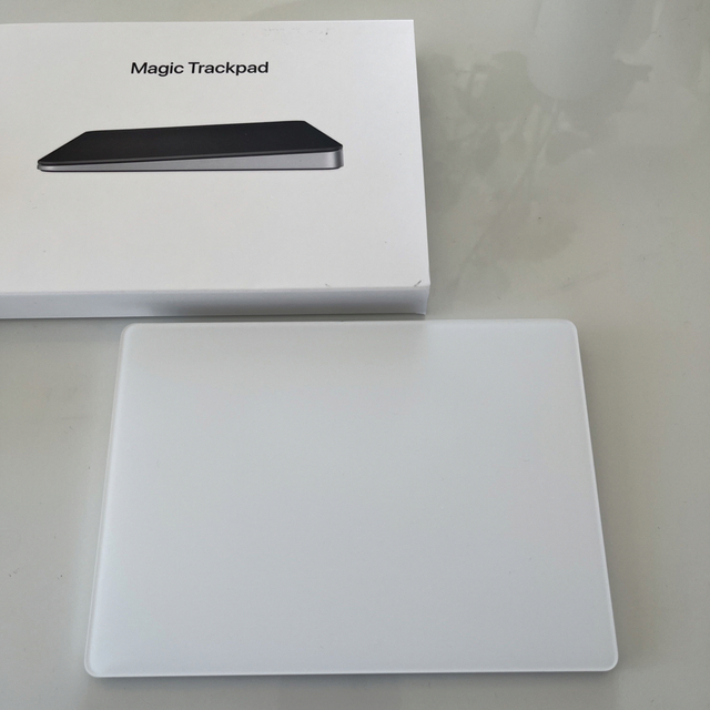 Apple(アップル)のAPPLE MAGIC TRACKPAD ホワイト スマホ/家電/カメラのPC/タブレット(PC周辺機器)の商品写真