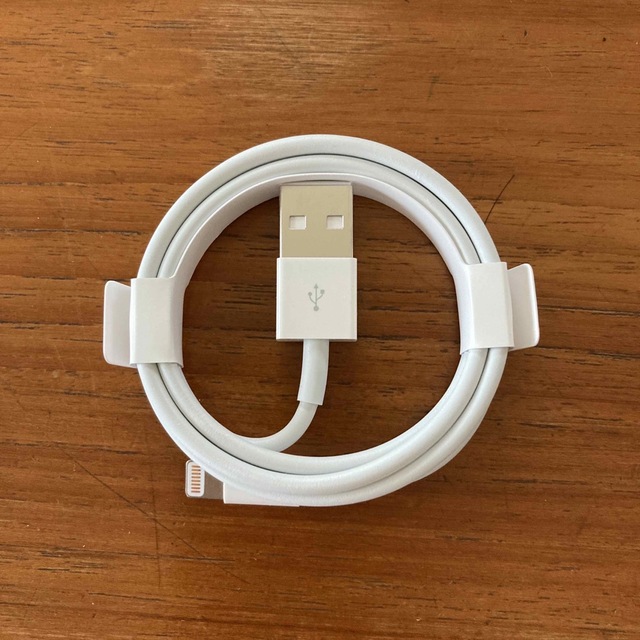 Apple 純正ライトニングケーブル スマホ/家電/カメラのスマートフォン/携帯電話(バッテリー/充電器)の商品写真