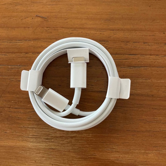 Apple 純正ライトニングケーブル　ＵＳＢ－Ｃ スマホ/家電/カメラのスマートフォン/携帯電話(バッテリー/充電器)の商品写真