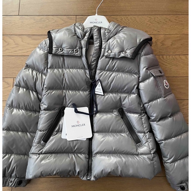 MONCLER(モンクレール)のりんご様ご専用　新品未使用 モンクレール  キッズ　ダウンジャケット　６ キッズ/ベビー/マタニティのキッズ服女の子用(90cm~)(ジャケット/上着)の商品写真