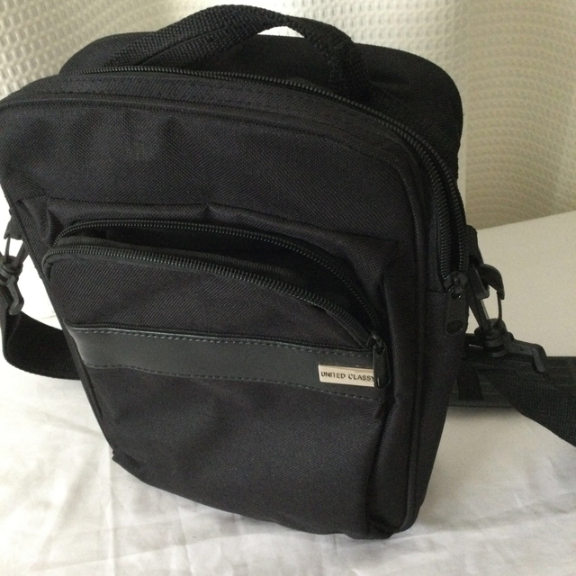 メンズショルダーバック　ブラック　美品 メンズのバッグ(ショルダーバッグ)の商品写真