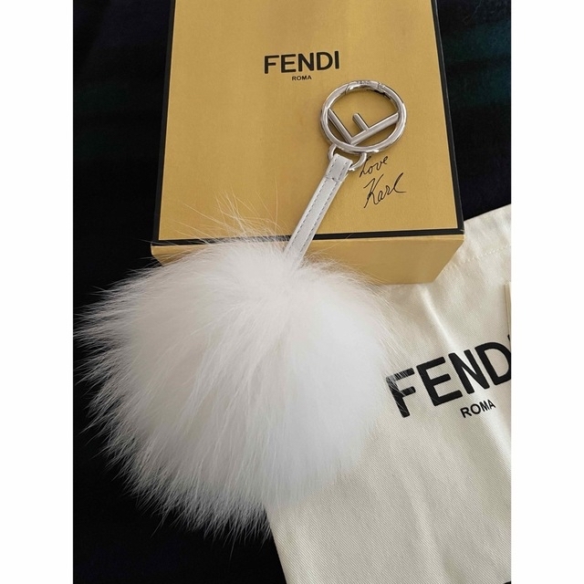 FENDI(フェンディ)のFENDI フェンディ  ファーチャーム　ホワイト　未使用 レディースのアクセサリー(チャーム)の商品写真