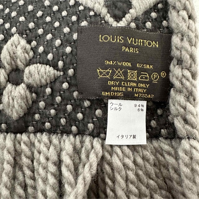 LOUIS VUITTON(ルイヴィトン)のルイヴィトン エシャルプ・ロゴマニア マフラー  グレー M72242 LV レディースのファッション小物(マフラー/ショール)の商品写真