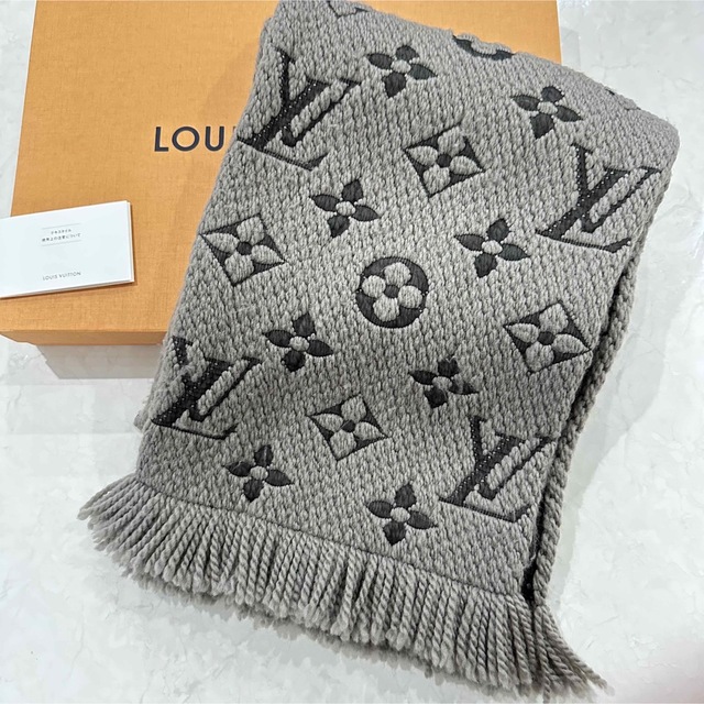 LOUIS VUITTON(ルイヴィトン)のルイヴィトン エシャルプ・ロゴマニア マフラー  グレー M72242 LV レディースのファッション小物(マフラー/ショール)の商品写真