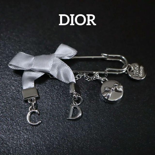 Christian Dior(クリスチャンディオール)の【匿名配送】DIOR ディオール ブローチ シルバー リボン ノベルティ レディースのアクセサリー(ブローチ/コサージュ)の商品写真