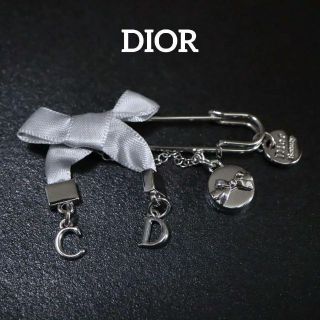 クリスチャンディオール(Christian Dior)の【匿名配送】DIOR ディオール ブローチ シルバー リボン ノベルティ(ブローチ/コサージュ)