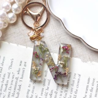 【イニシャルキーホルダー　アリッサム×グレーN】こまりめいど(バッグチャーム)