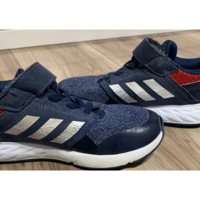 adidas(アディダス)のアディダス adidas スニーカー キッズ 18cm ネイビー キッズ/ベビー/マタニティのキッズ靴/シューズ(15cm~)(スニーカー)の商品写真