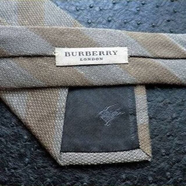 BURBERRY(バーバリー)の新品 ●　バーバリー　麻混 ネクタイ ●　JDG ストライプ◆ カーキ＆グレー系 メンズのファッション小物(ネクタイ)の商品写真