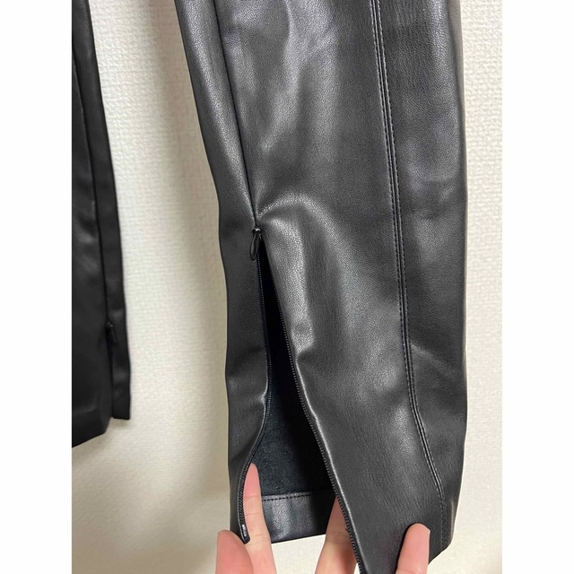 ZARA(ザラ)のZARA  フェイクレザースキニーパンツ レディースのパンツ(スキニーパンツ)の商品写真